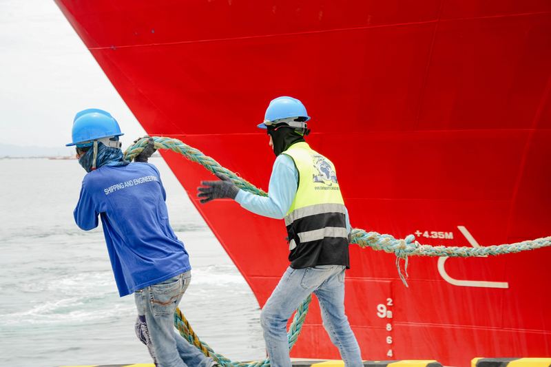 Hands on the mooring lines - Lucena