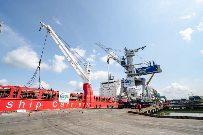 Lifting the crane aboard - Vietnam