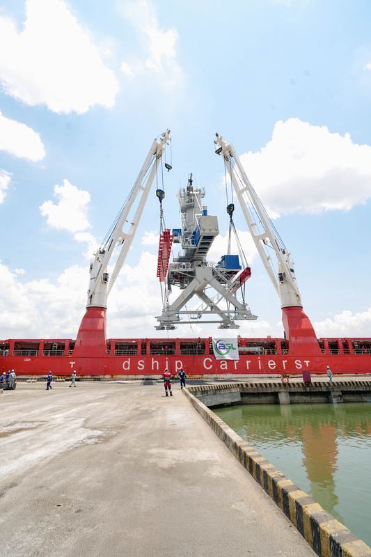 Tandem lift over the deck - Vietnam